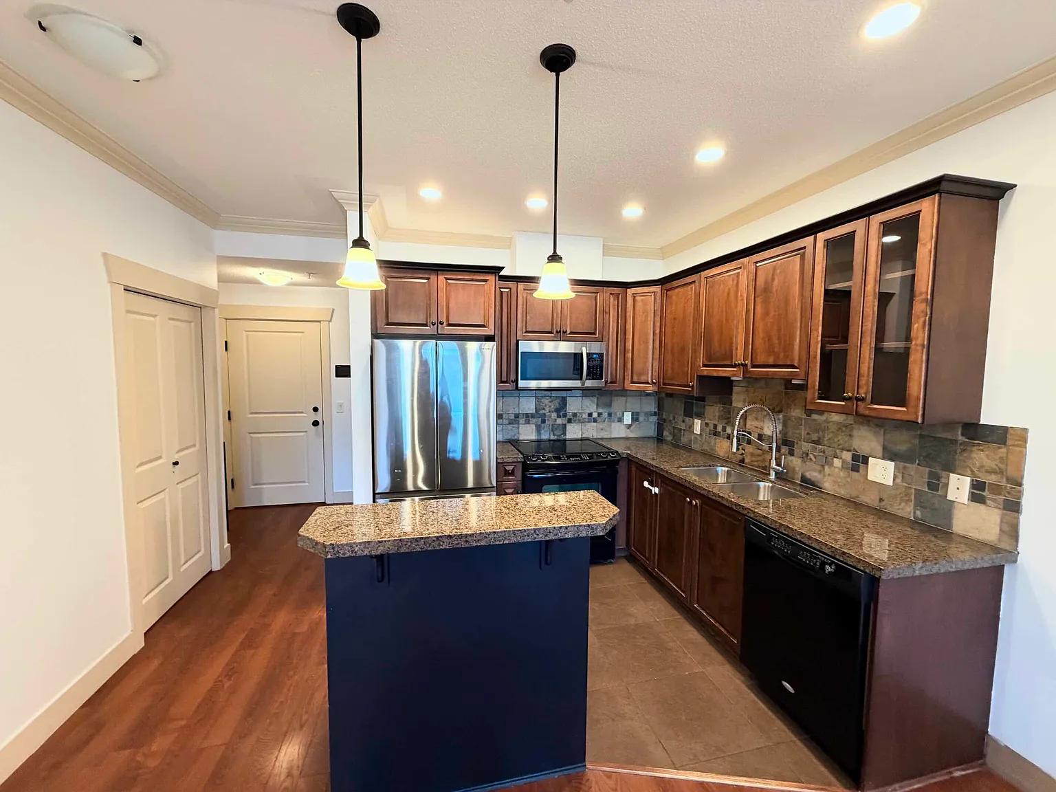 1 bed, 803 sqft, $1,600 — Photo 3