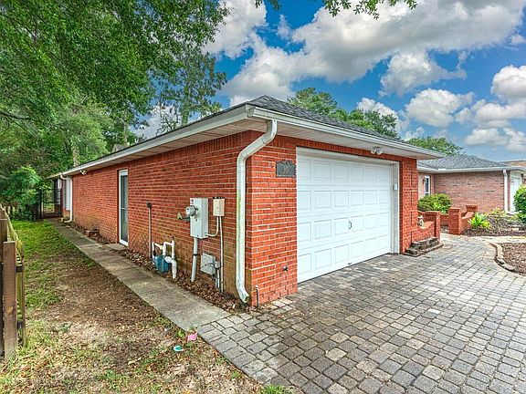 3rd image of 951 Holbrook Cir
