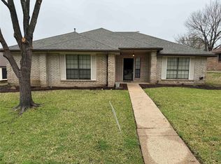 925 Creekview Dr, Mesquite, TX 75181