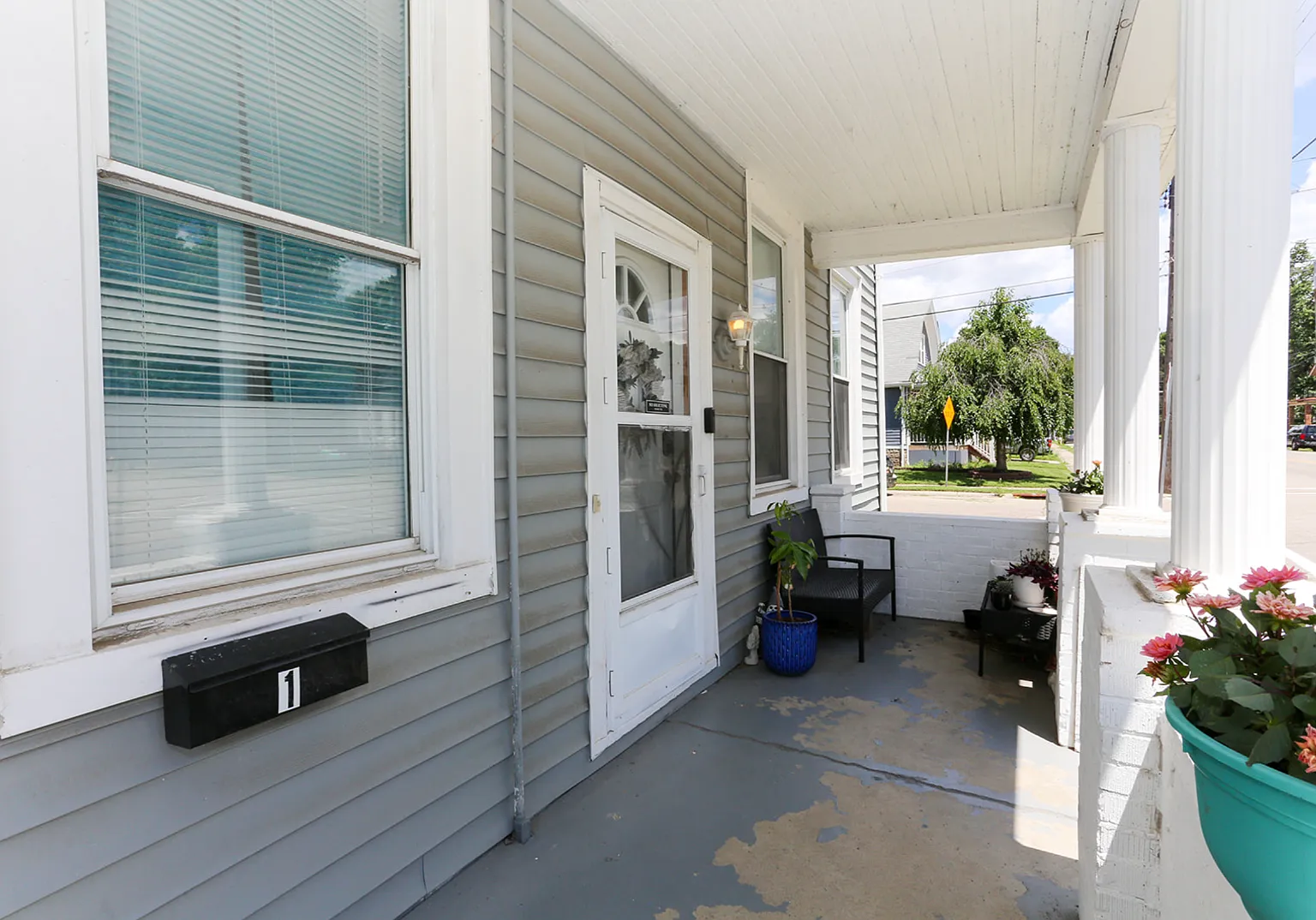 Charming 2-Bed with Garage Option, Hardwood Floors & Courtyard Oasis 539 Jefferson Ave, Reading — Photo 2