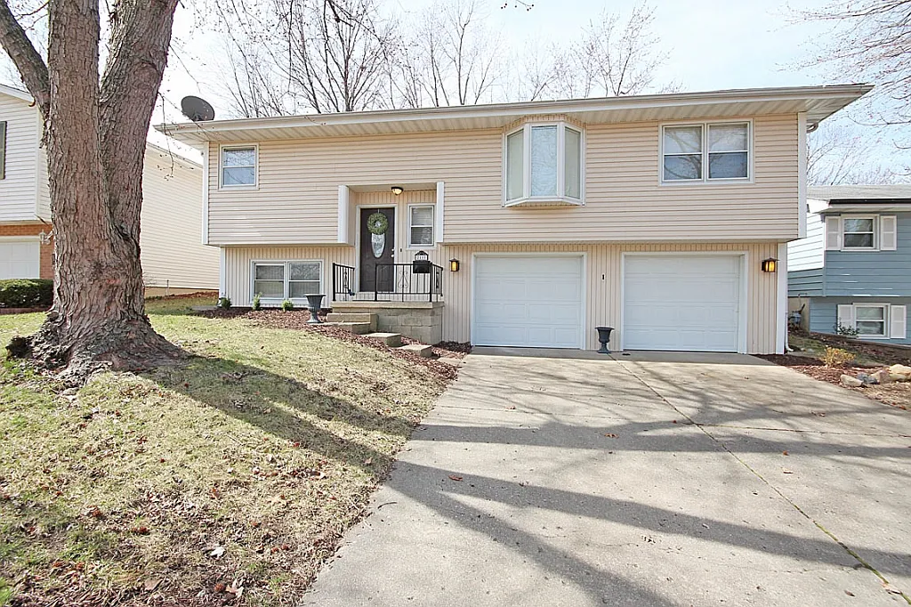 2111 N Oakcrest Ct photo 1