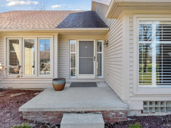 4782 Pine Eagles Dr, Brighton, MI 48116