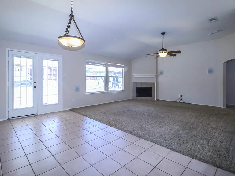 1507 Nightingale Ln — Photo 4
