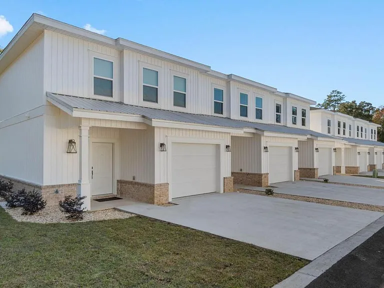 533 Hill Ln — Photo 2