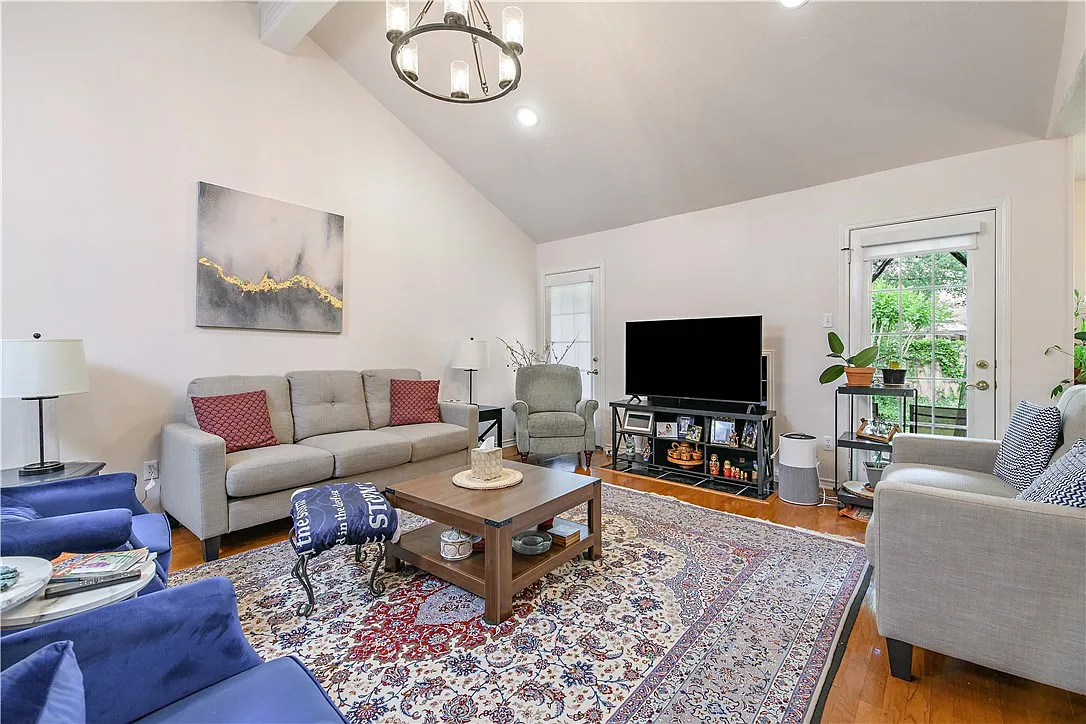 4 bed, 1877 sqft, $3,000 — Photo 4
