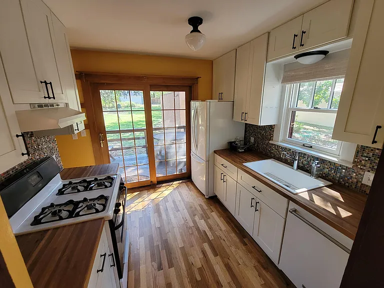 1225 Custer Ave — Photo 5
