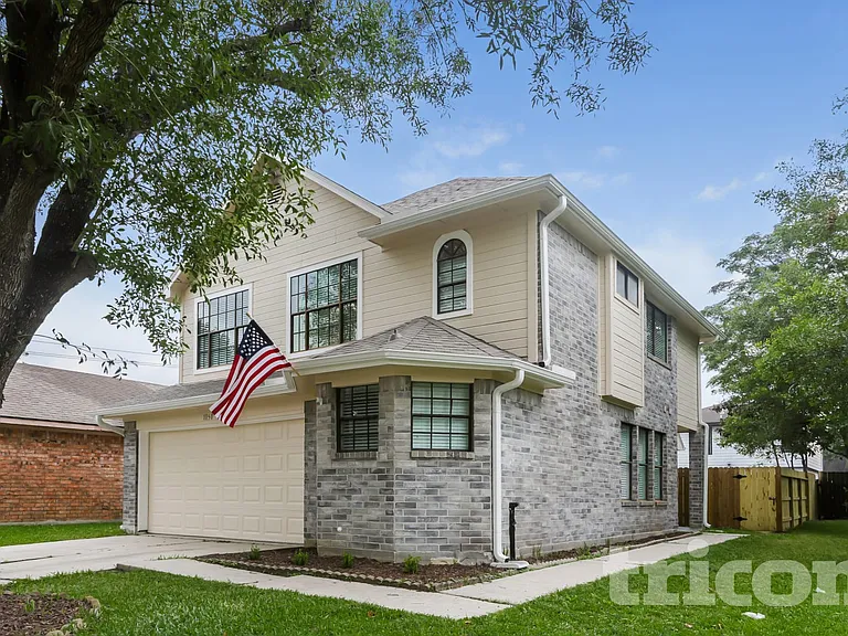 1050 Maclesby Ln — Photo 1