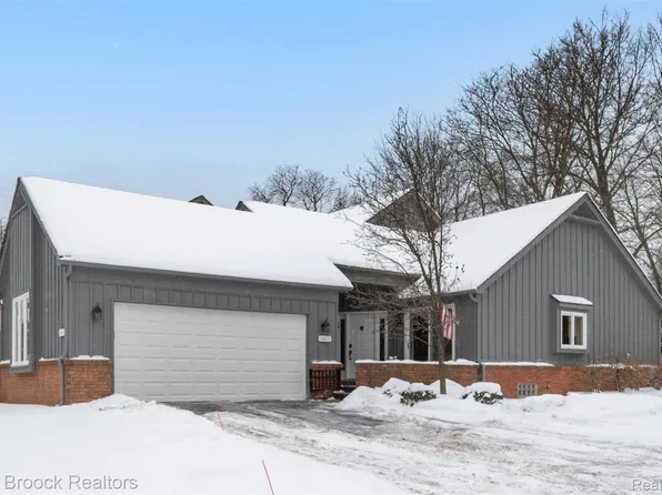 28602 Venice Ct, Farmington, MI 48334
