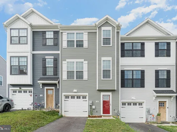 40 Overlook Dr, Hanover, PA 17331