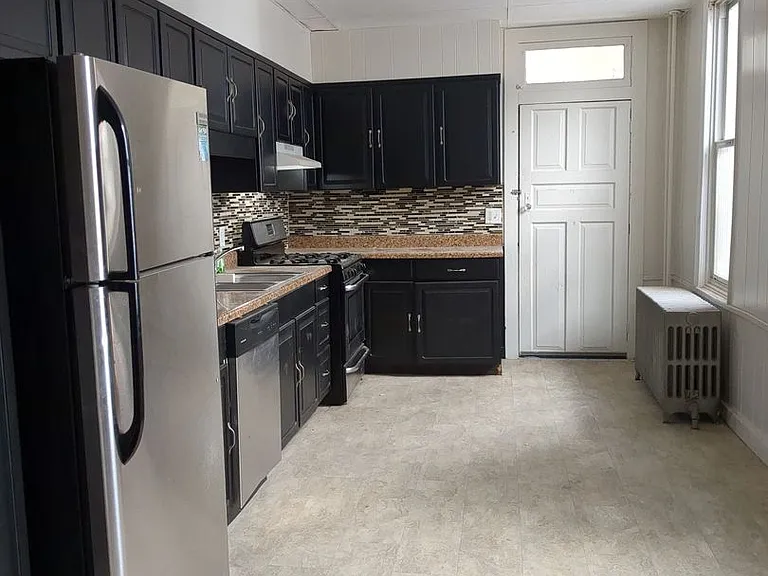 1529 W King St — Photo 3