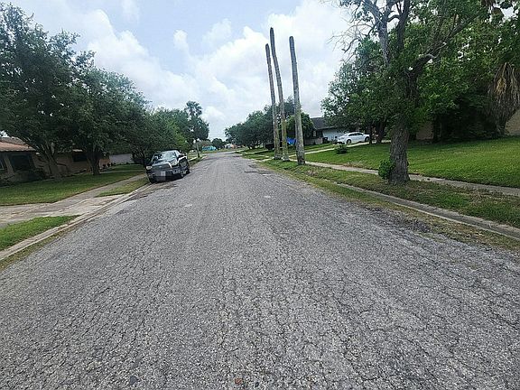 5th image of 825 Crestview Dr