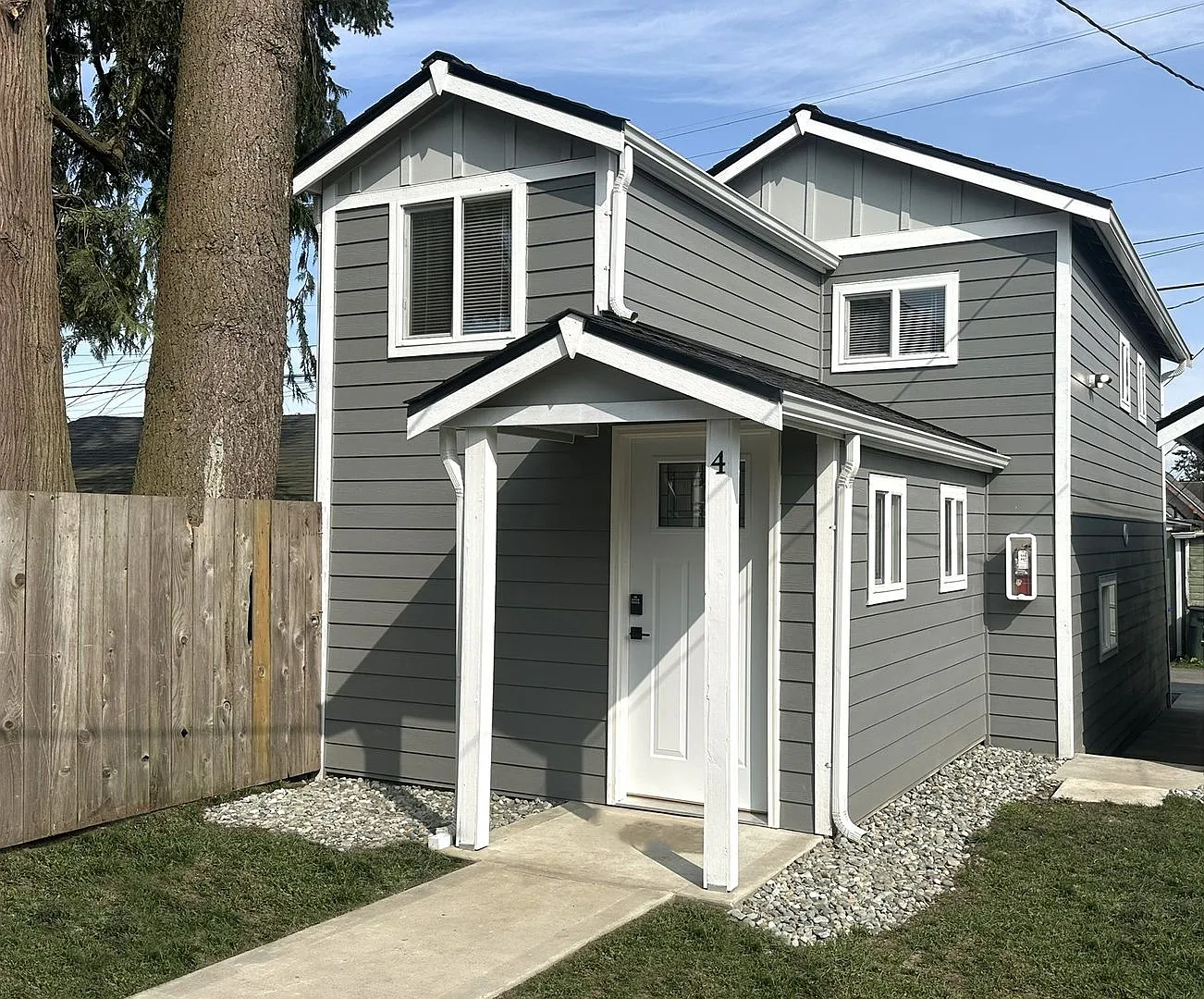 Gorgeous Split-Level Home in Historic Bayside with Washer/Dryer and Prime Location — Photo 1