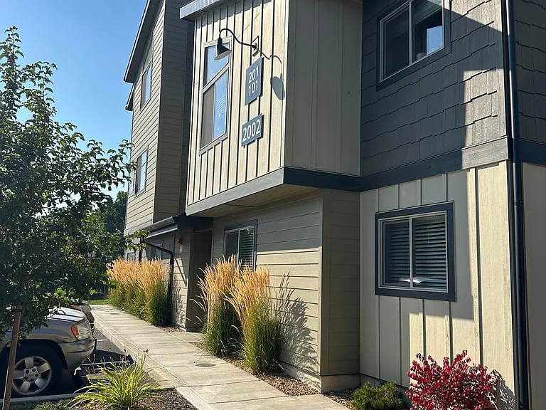Salmon Crossing Apartments — Photo 13