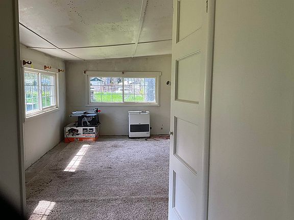 4th image of 404 Dewitt Park Rd