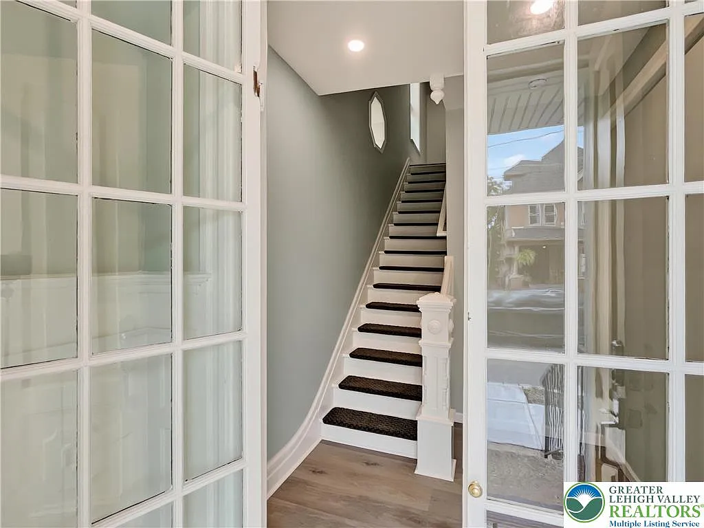3 bed, 2100 sqft, $2,700 — Photo 3