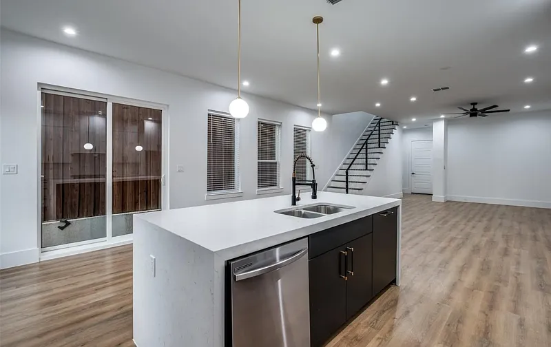 4 bed, 4.0 bath, 2786 sqft, $4,600 — Photo 2