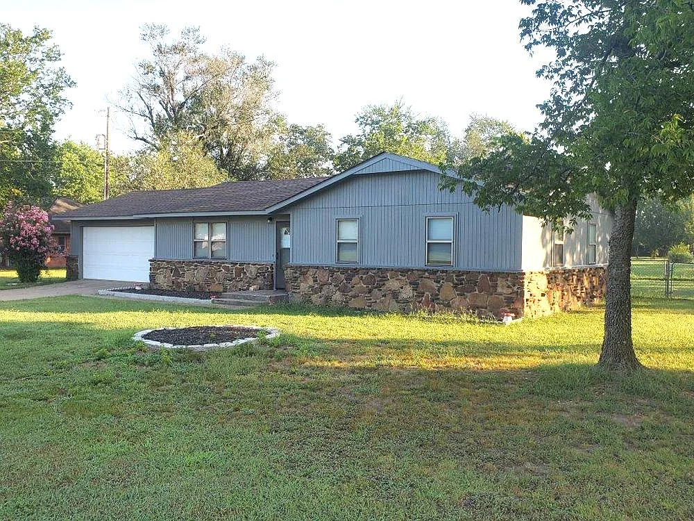 3 bed, 1400 sqft, $1,400 — Photo 2