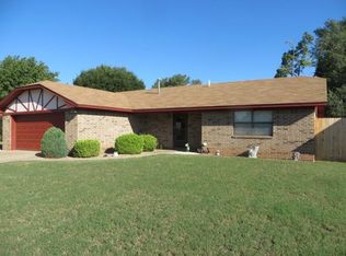 12 Hillcrest Dr, Chickasha, OK 73018