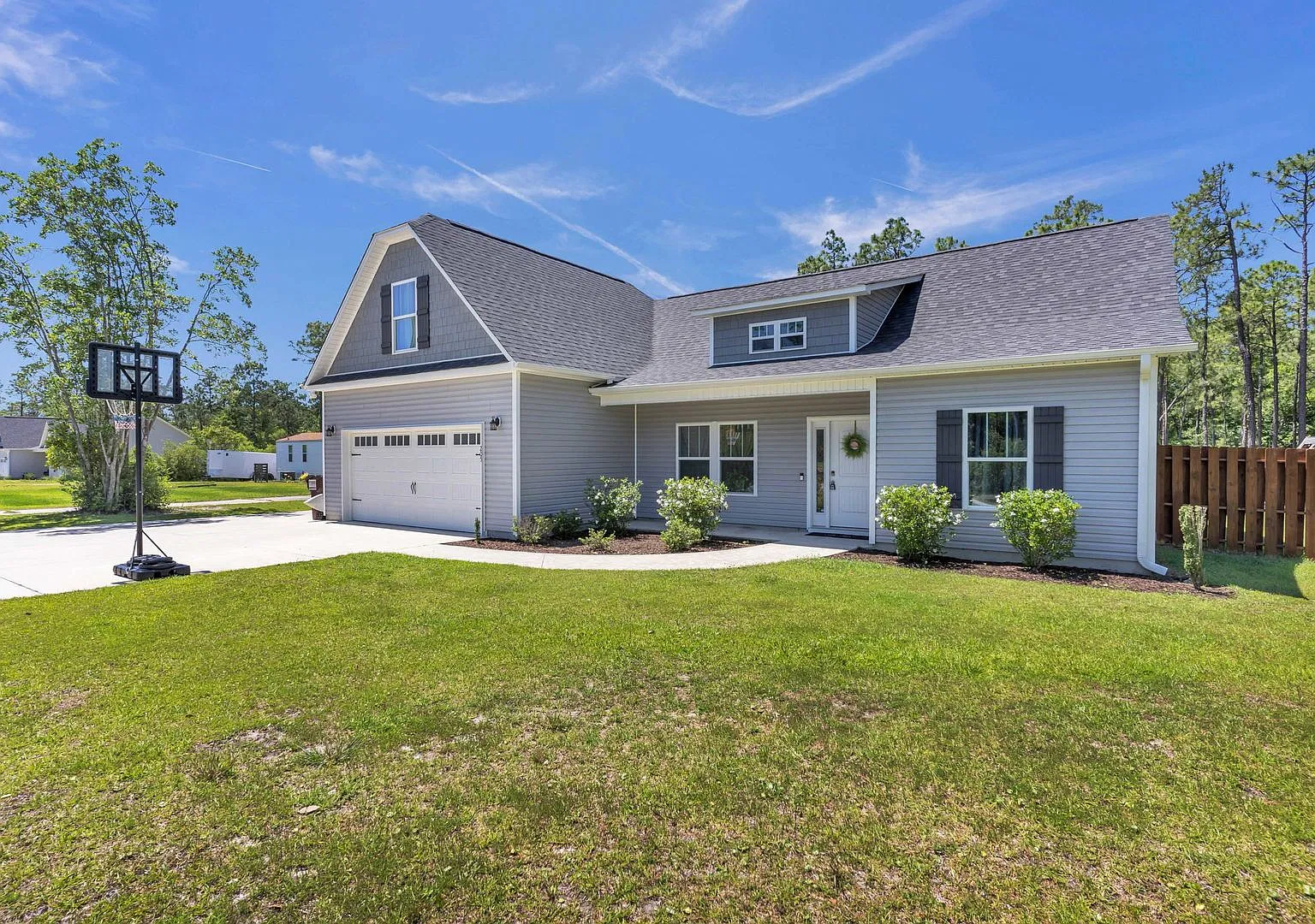 3 Bed 2 Bath + Bonus and HUGE fenced yard - Single Family Home in Hampstead NC — Photo 2