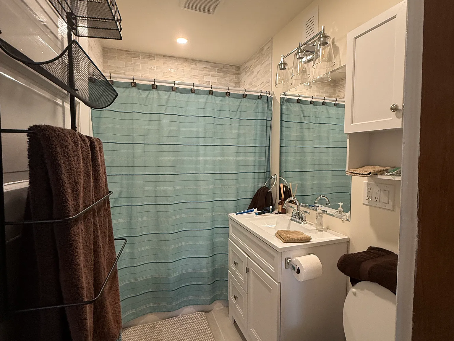 3 bed, 1.5 bath, 1167 sqft, $1,300 — Photo 4