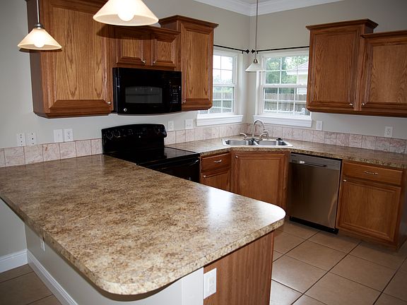 Kitchen w/ Microwave/Range/Dishwasher