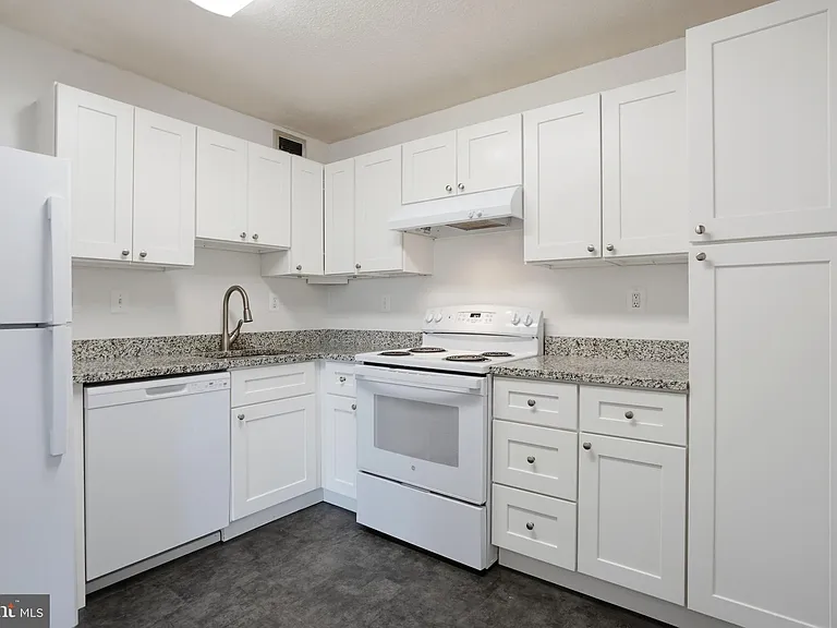 205 Yoakum Pkwy #1002 — Photo 14