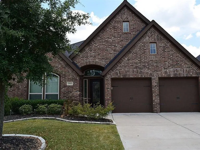 2911 Naples Park Ln — Photo 1