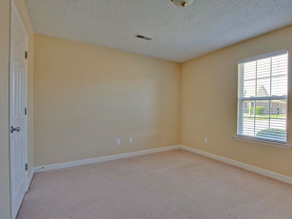 3rd image of 5014 Blakemore Dr SE
