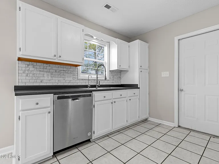 305 Foxridge Ln — Photo 7