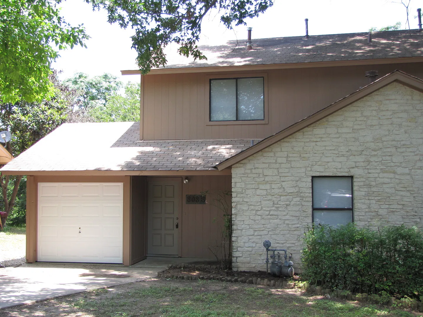 808 Ramble Ln — Photo 1