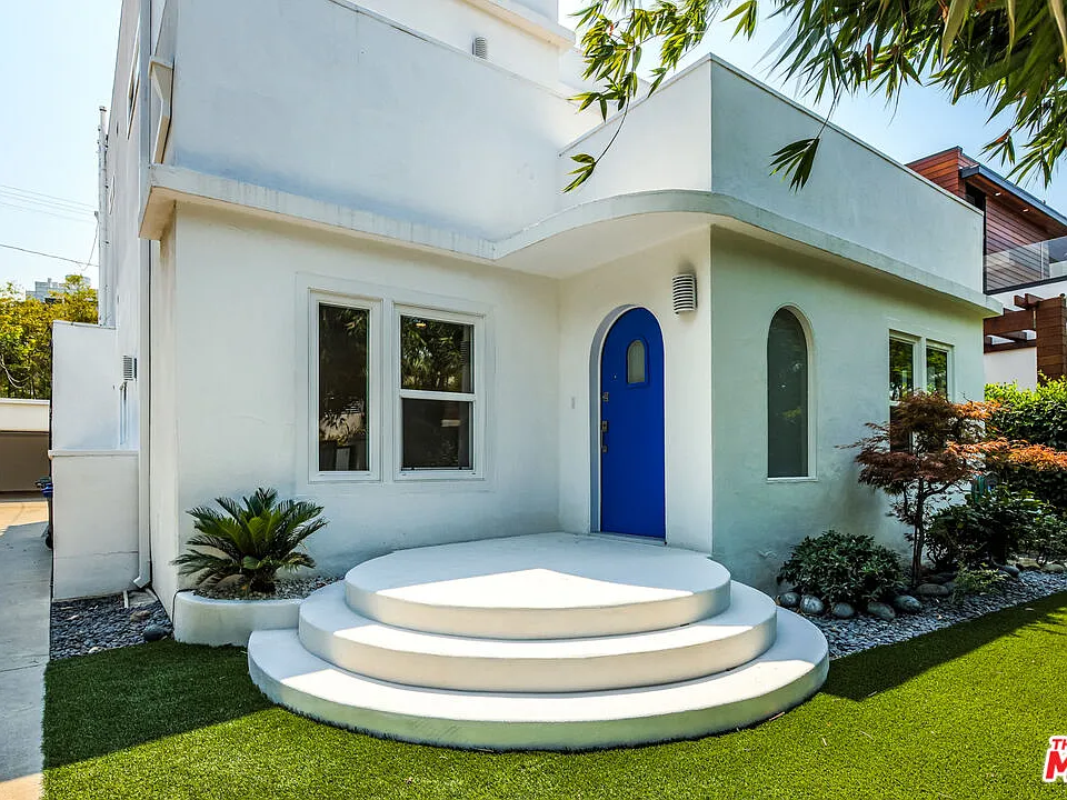 8718 Rosewood Ave