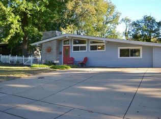 1611 Liggett Dr, Saint Louis, MO 63126