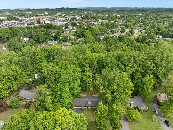 3rd image of 1305 Sherwood Dr