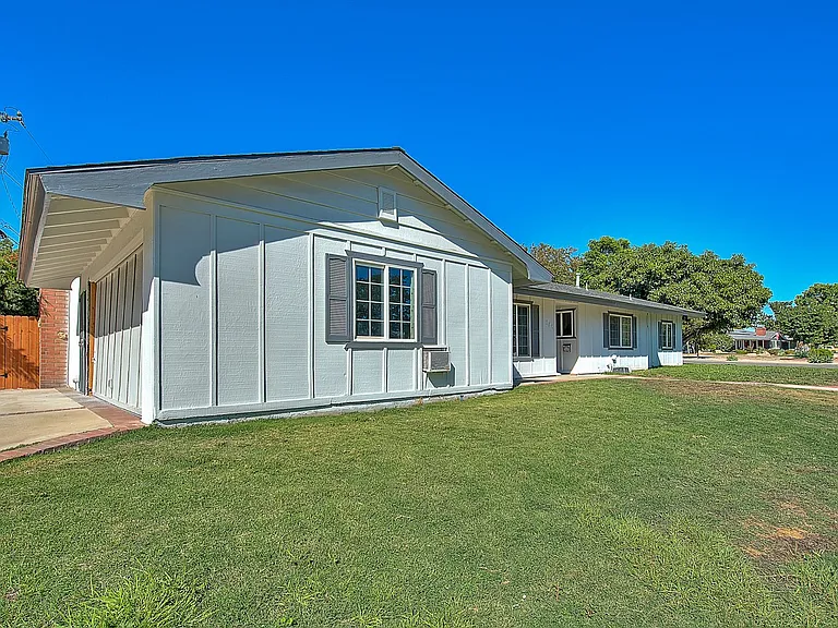 340 W Caroline Ct — Photo 2