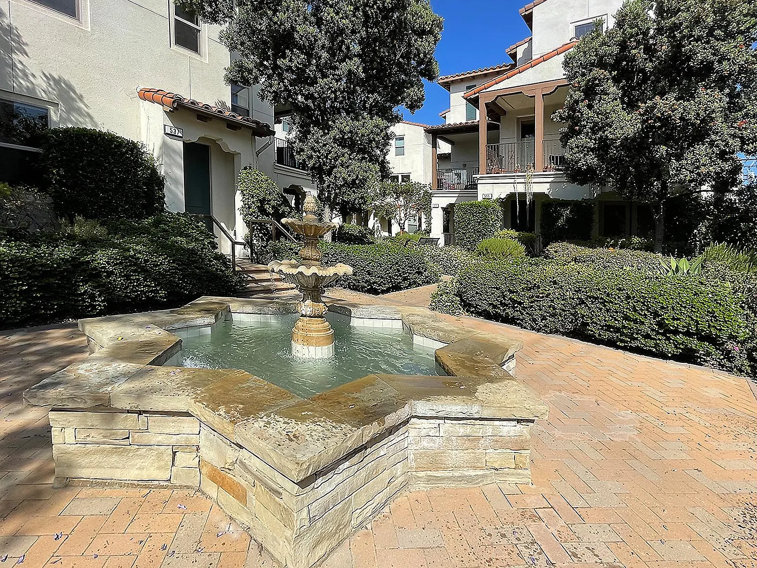 555 E Montecito St — Photo 4