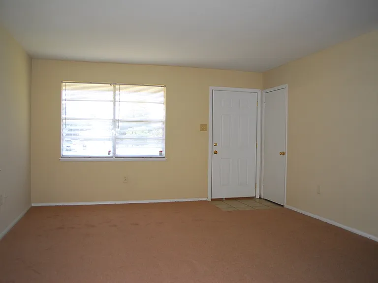 2615 Demaret Dr — Photo 3