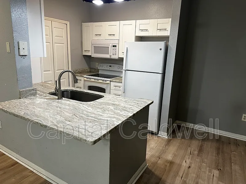 1 bed, 1.0 bath, 598 sqft, $1,600 — Photo 2