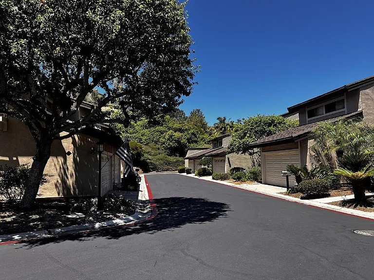 4705 Birchwood Cir — Photo 3