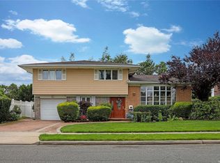 5 Roberta Ln, Syosset, NY 11791