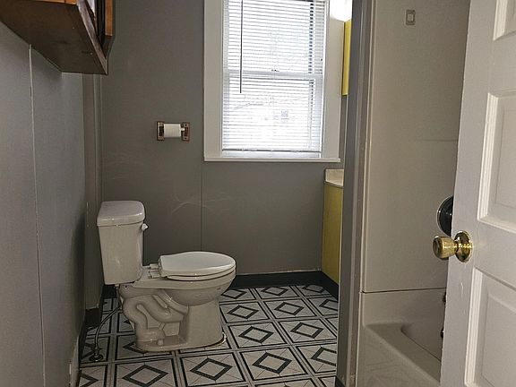 4th image of 339 W Columbia St