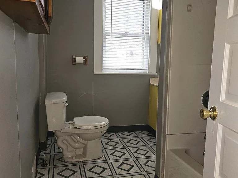 339 W Columbia St — Photo 4