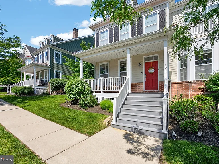 121 Shilling Ave — Photo 8