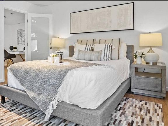 2nd image of 1423 Cloverfield Blvd APT C