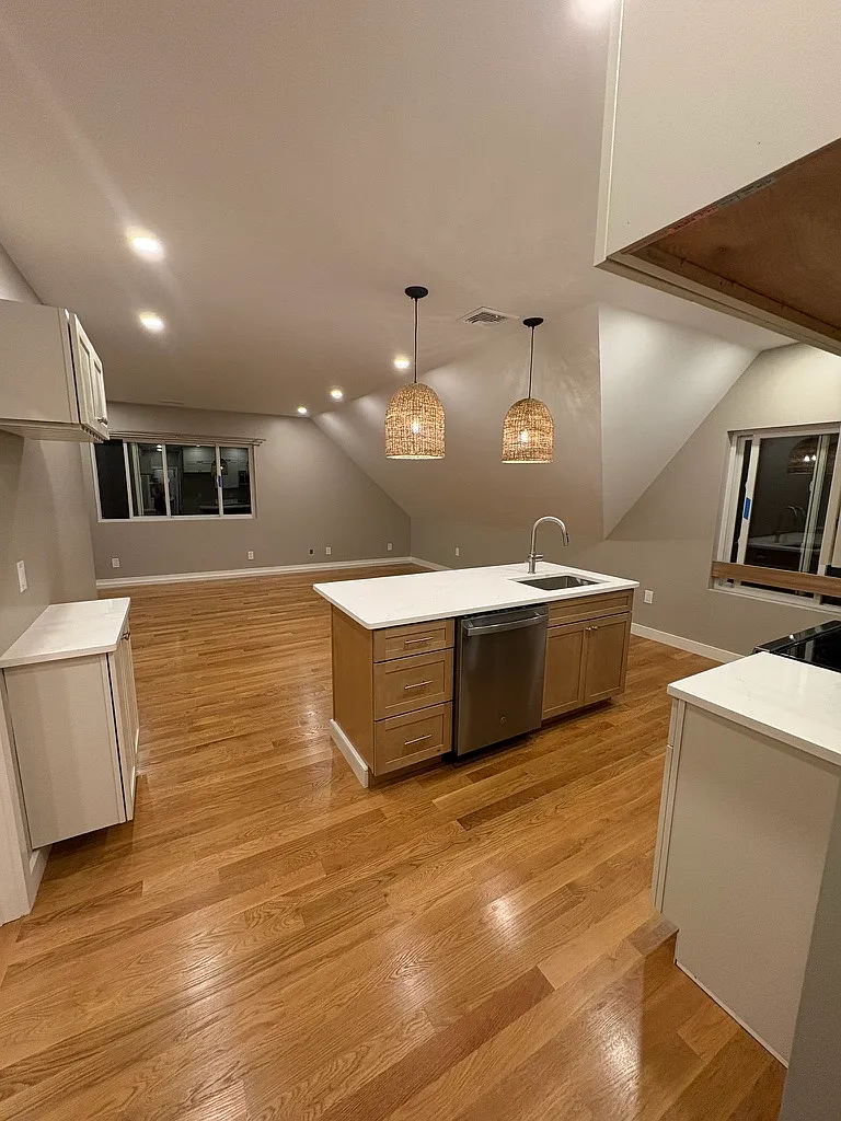 2 bed, 1150 sqft, $2,200 — Photo 2