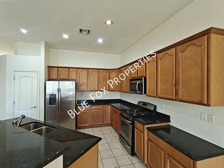 324 N Oak Tree Canyon Loop — Photo 2