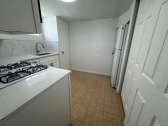 4th image of 68 Bartow St #Basement