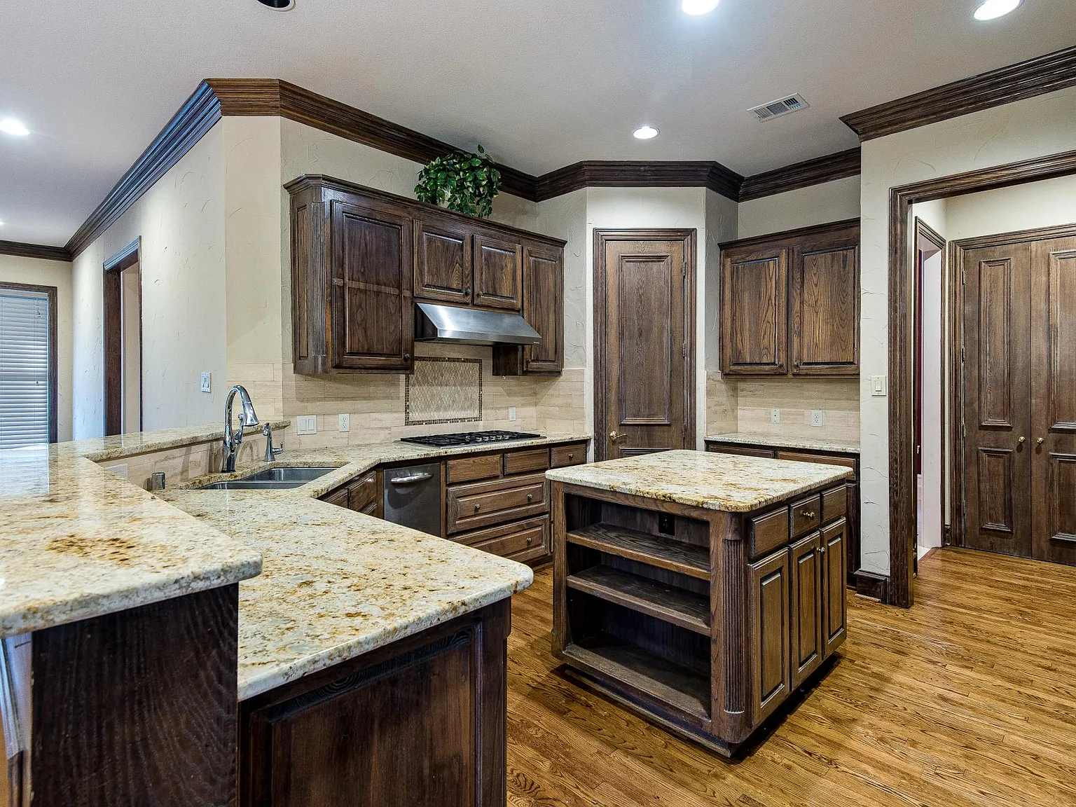 4 bed, 4.5 bath, 4512 sqft, $5,899 — Photo 3