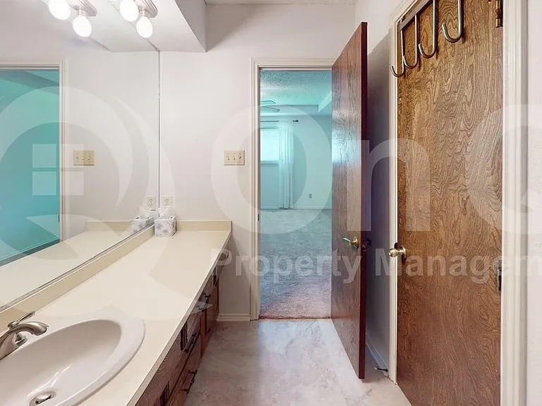 1114 Valerie Dr — Photo 17