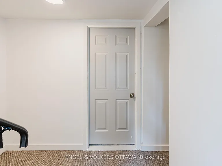 896 Pinewood Cres #3 — Photo 5