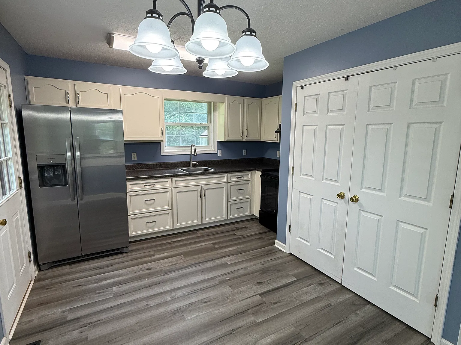 3 bed, 1.5 bath, 928 sqft, $1,300 — Photo 4